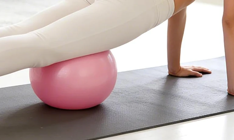 Close view of the pink mini ball during a floor exercise